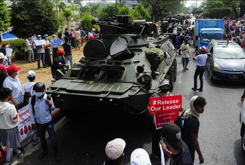 myanmarda-kriz-buyuyor-aposto-subat-ayinda-askeri-darbe-yasanan-myanmarda-protestolar-suruyor-myanmardaki-siyasi-tutuklulara-yardim-birligi-aapp-darbe-sonrasinda-2-bin-574-kisinin-tutuklandigini-ve-120-kisi-hakkinda-tutuklama-karari-cikartildigini-bildirdi-emniyet-guclerinin