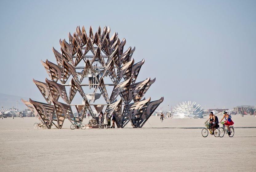 burning-man-ve-sothebys-is-birligi