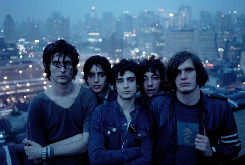 pek-sevdigim-grup-the-strokes-2001in-baslarinda-ilk-epleri-olan-the-modern-agei-yayimladilar-bu-eplerini-yayinlamalarindan-kisa-bir-sure-sonra-bu-grubu-kapmak-icin-buyuk-plak-sirketleri-arasinda-teklif-savaslari-basladi-en-sonunda-ise-rca-records-ile-anlastilar-ve-anlastiklari-yil-studyo