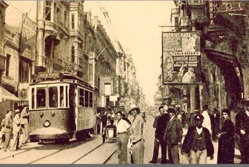 beyoglu-caddelerinde-dolasanlarin-seyri-de-fena-olmuyor