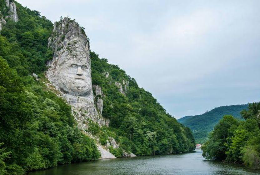 demirkapida-bir-kralin-tasviri-decebalus-kaya-heykeli