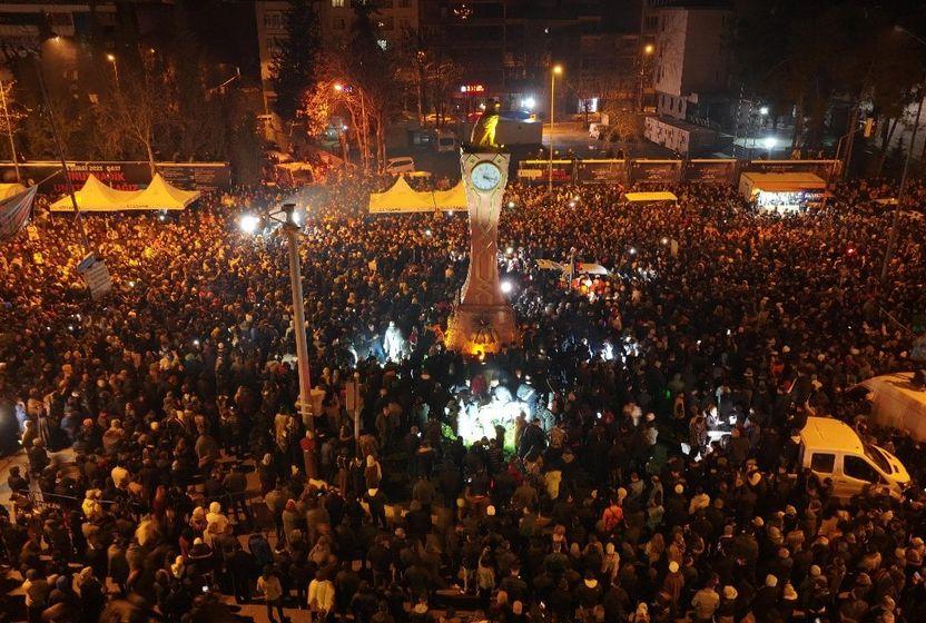 depremin-birinci-yili-anma-torenleri-ve-protestolar