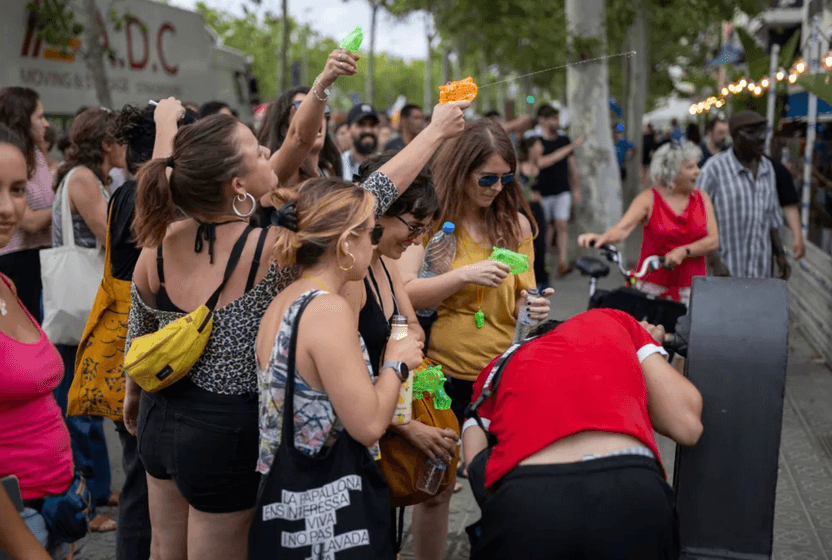 semsiyenizi-unutmayin-avrupada-asiri-turizm-protestolari-artiyor